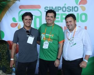 prefeito-vitorio-acompanha-comitiva-de-produtores-rurais-no-3o-simposio-pepino-cantu-e-baldissarelli-viii.jpg