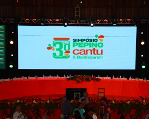 prefeito-vitorio-acompanha-comitiva-de-produtores-rurais-no-3o-simposio-pepino-cantu-e-baldissarelli.jpg