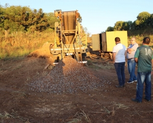 prefeito-vitorio-antunes-de-paula-anuncia-a-reativacao-do-britador-municipal-xiv.jpg