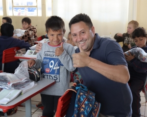 prefeito-vitorio-e-secretaria-de-educacao-esporte-e-cultura-daniele-caldas-entregam-uniforme-em-toda-a-rede-municipal-de-ensino-iv.jpg