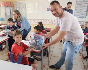 prefeito-vitorio-e-secretaria-de-educacao-esporte-e-cultura-daniele-caldas-entregam-uniforme-em-toda-a-rede-municipal-de-ensino-vi.jpg