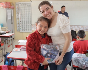 prefeito-vitorio-e-secretaria-de-educacao-esporte-e-cultura-daniele-caldas-entregam-uniforme-em-toda-a-rede-municipal-de-ensino-vii.jpg