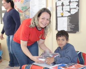 prefeito-vitorio-e-secretaria-de-educacao-esporte-e-cultura-daniele-caldas-entregam-uniforme-em-toda-a-rede-municipal-de-ensino-viii.jpg