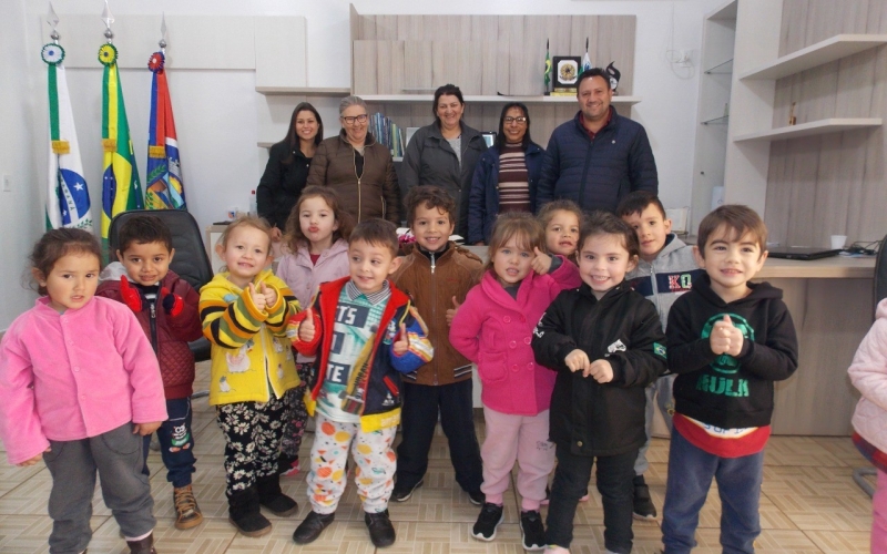 PREFEITO VITÓRIO ANTUNES DE PAULA RECEBE A VISITA DAS CRIANÇAS DO CMEI CRIANÇA FELIZ