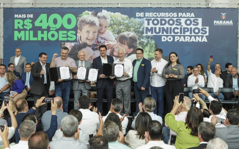 PREFEITO VITÓRIO PARTICIPOU DE EVENTO DO GOVERNO DO ESTADO QUE ANUNCIOU RECURSOS PARA OS 399 MUNICÍPIOS