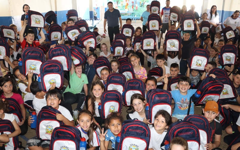 PREFEITO VITÓRIO E SECRETÁRIA DANIELE CALDAS ENTREGAM MOCHILAS PARA AS CRIANÇAS DA REDE MUNICIPAL DE ENSINO