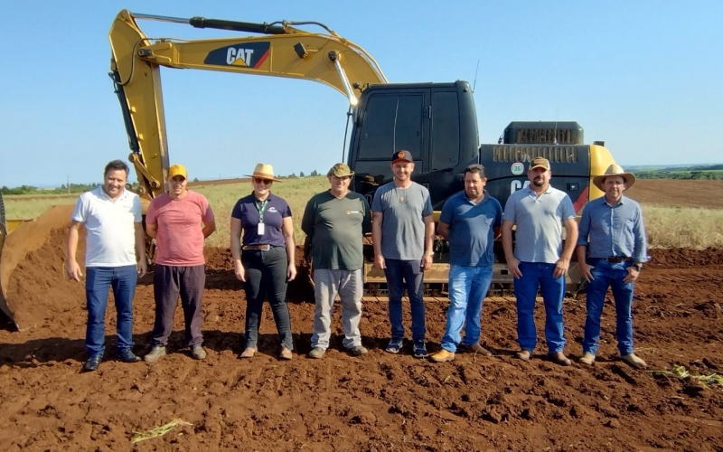 PREFEITO VITÓRIO, VICE-PREFEITO ZÉ MARIA, PRESIDENTE DA CÂMARA DE VEREADORES, CHICO LANZINI E GERENTE DA UNIDADE AGROPEC