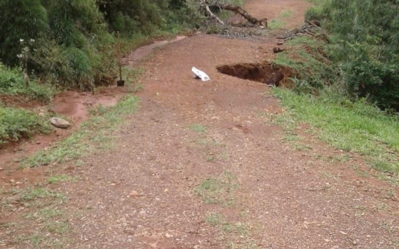 EQUIPES DA SECRETARIA DE OBRAS INTENSIFICAM OS TRABALHOS  PARA A RECUPERAÇÃO EMERGENCIAL DOS ESTRAGOS CAUSADOS PELAS FOR