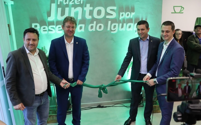 PREFEITO VITÓRIO PARTICIPOU DA INAUGURAÇÃO DA AGÊNCIA DO SICREDI EM RESERVA DO IGUAÇU