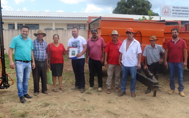 MAIS UMA ENTREGA DE EQUIPAMENTOS PARA OS PRODUTORES RURAIS DO NOSSO MUNICÍPIO