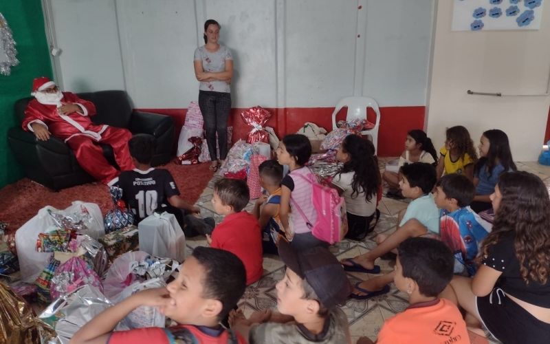 EQUIPE DO SERVIÇO DE CONVIVÊNCIA E FORTALECIMENTO DE VÍNCULOS LUZ E ARTE REALIZA FAZ FESTA NATALINA PARA OS ALUNOS