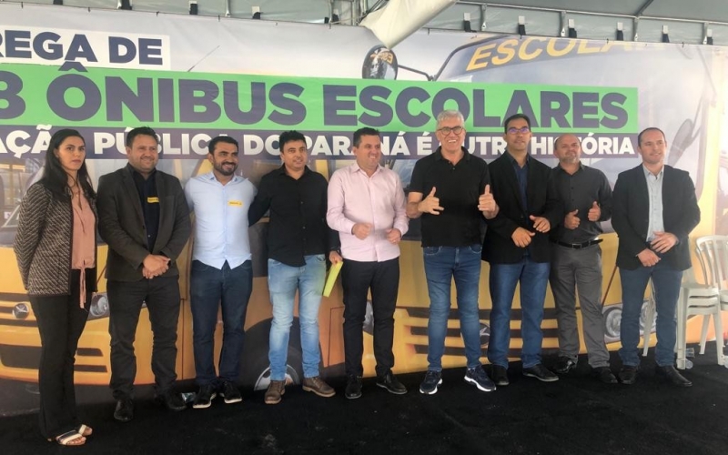 PREFEITO VITÓRIO ANTUNES DE PAULA ESTEVE NA CAPITAL RECEBENDO ÔNIBUS ESCOLAR DO GOVERNO DO ESTADUAL COM INDICAÇÃO DO DEP