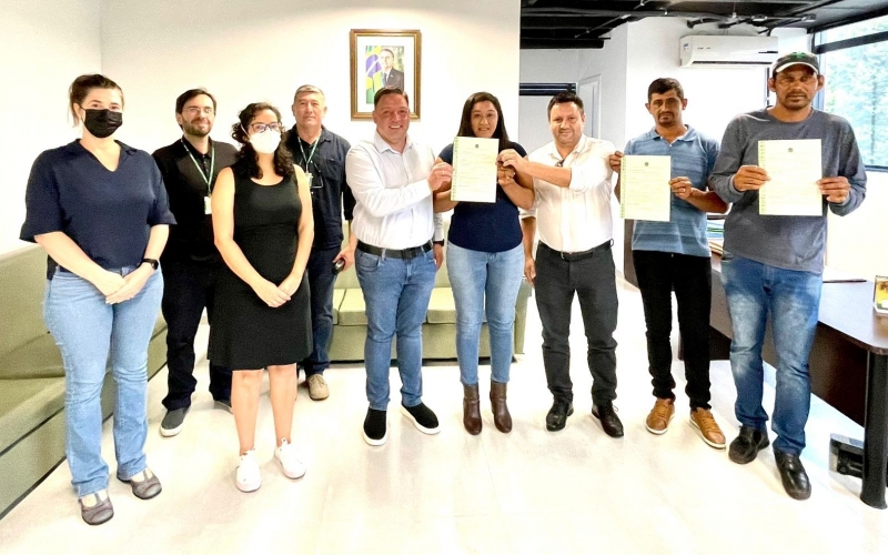 PREFEITO VITÓRIO ANTUNES DE PAULA ACOMPANHA QUILOMBOLAS NA ASSINATURA DE TITULAÇÃO DA TERRA EM CURITIBA