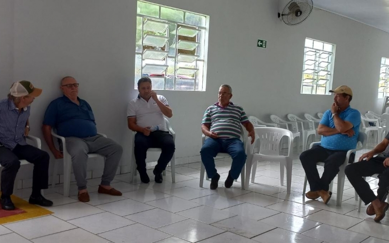 PREFEITO VITÓRIO ANTUNES DE PAULA EM REUNIÃO COM OS REPRESENTANTES DO GRUPO DA MELHOR IDADE