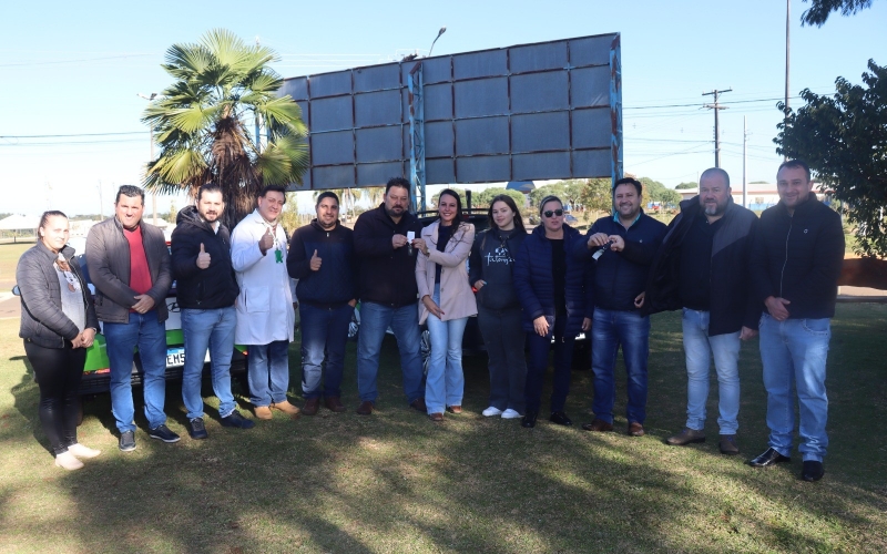 PREFEITO VITÓRIO ANTUNES DE PAULA REALIZA A ENTREGA DOS VEÍCULOS ADQUIRIDOS PARA AS SECRETARIA DE SAÚDE E MEIO AMBIENTE 