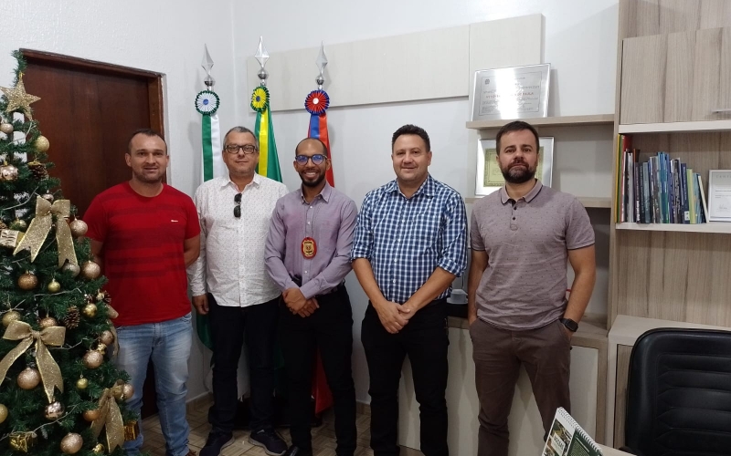 PREFEITO VITÓRIO ANTUNES DE PAULA RECEBE A VISITA DO NOVO DELEGADO DA POLÍCIA CIVIL DA COMARCA DE PINHÃO