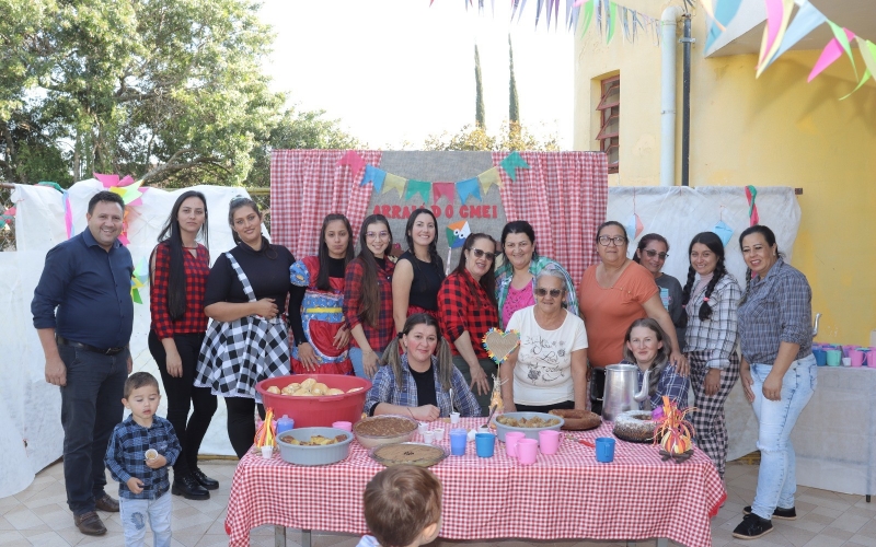 PREFEITO VITÓRIO VISITA FESTA JULINA NO CMEI CRIANÇA FELIZ