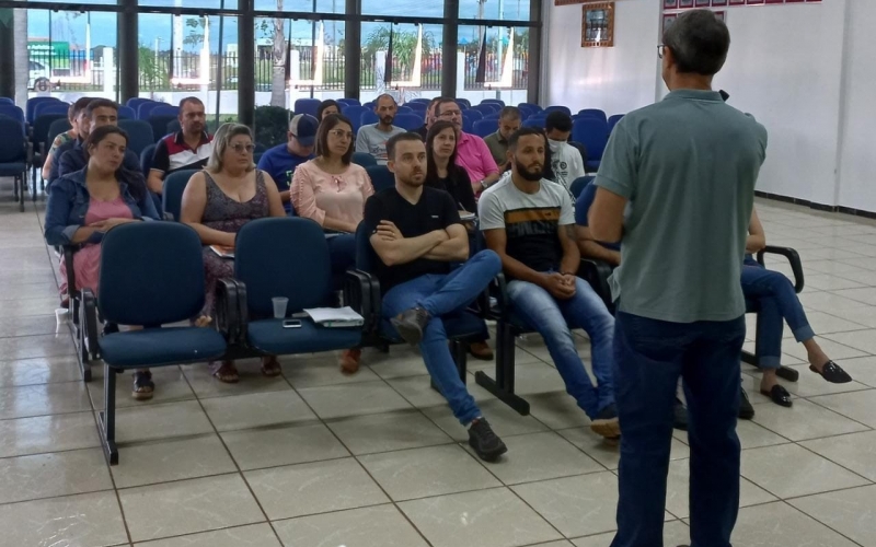 SECRETÁRIOS E SERVIDORES PARTICIPAM DE TREINAMENTO SOBRE A NOVA LEI DE LICITAÇÕES